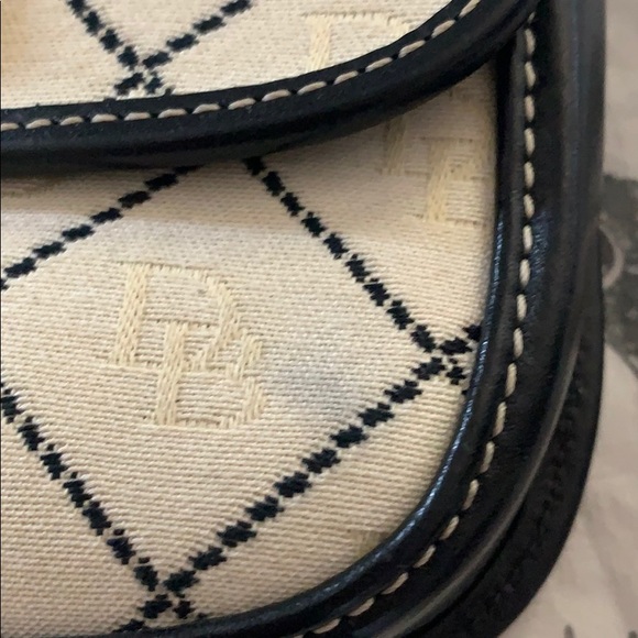 🔴 Dooney & Bourke Wristlet - Picture 3 of 8